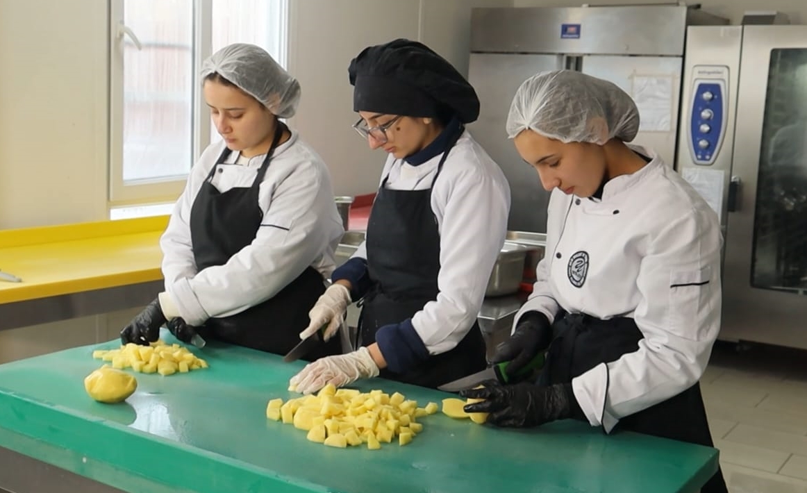 Aşçılık Öğrencileri Taşımalı Öğrenciler İçin Yemek Çıkartıyor (2)