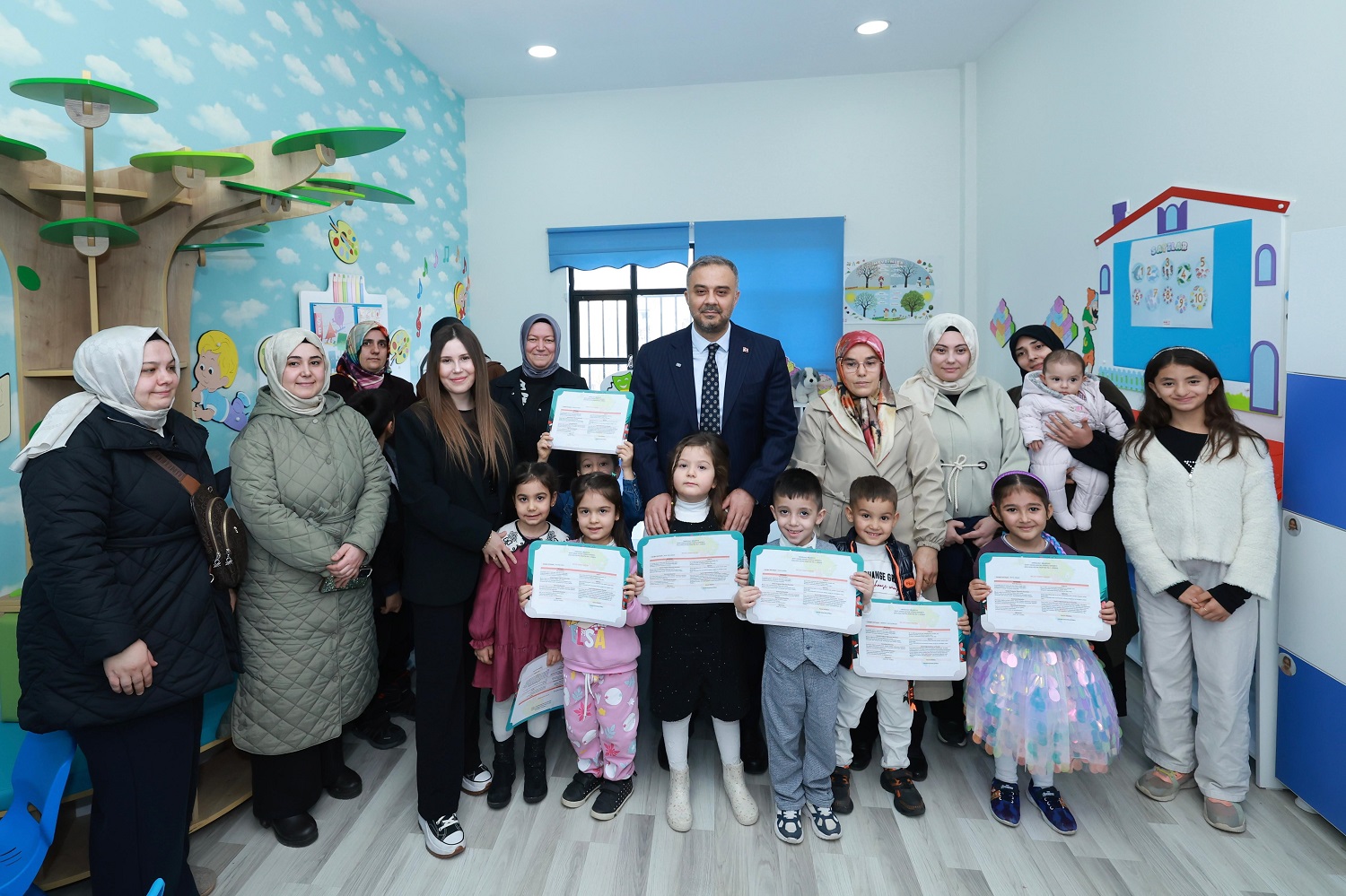 Başkan Toptaş’a Karne Programında Miniklerden Doğum Günü Sürprizi (1)