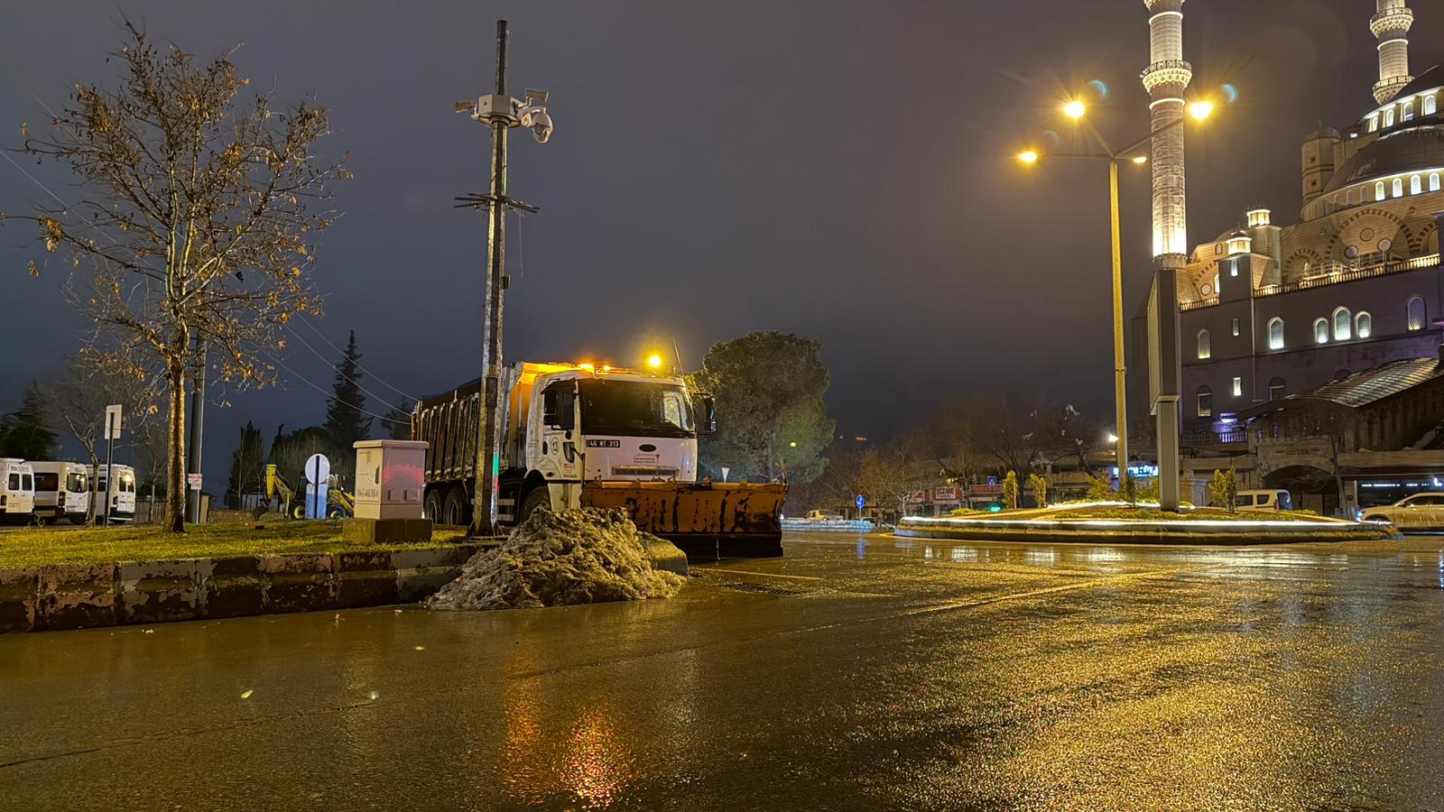 Büyükşehir Kar Alarmında; Ekipler Gece Boyunca Sahada (1)