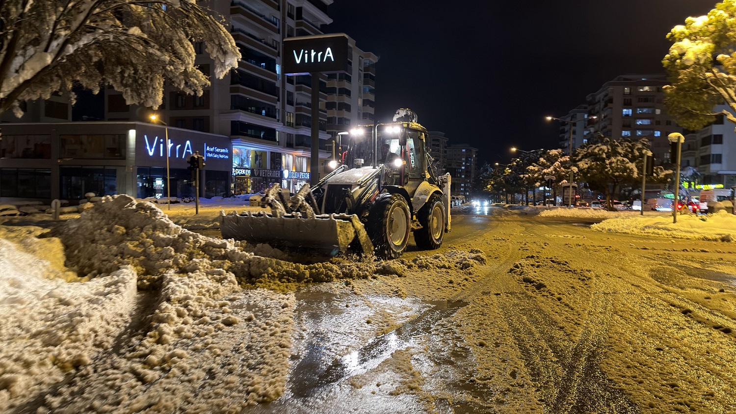Büyükşehir, Karla Mücadelede Mesai Mefhumu Gözetmeksizin Sahada (2)