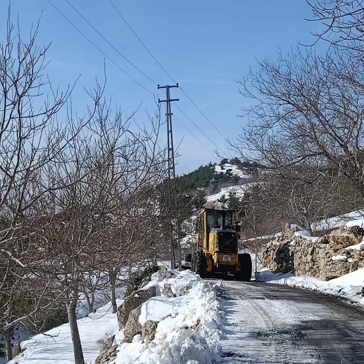 Büyükşehir, Kırsalda Da Karla Mücadelesini Kesintisiz Sürdürüyor (3)