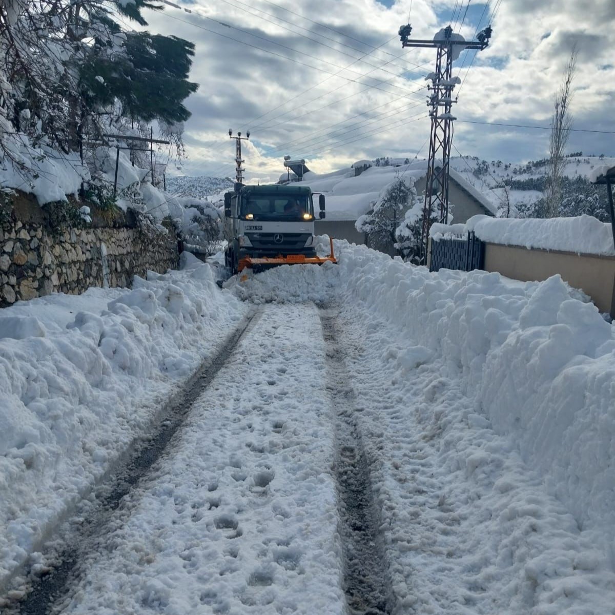 Büyükşehir, Kırsalda Karla Mücadelesini Kesintisiz Sürdürüyor (3)