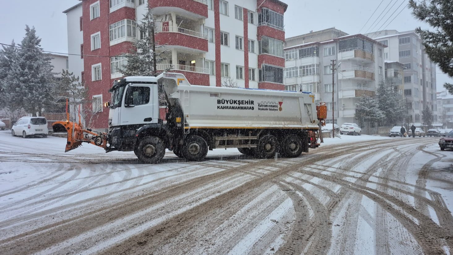 Büyükşehir, Kuzey İlçelerde 48 Araçla Karla Mücadelesini Sürdürüyor (2)