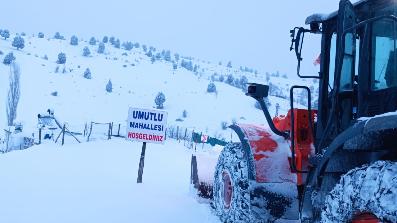 Büyükşehir, Kuzey İlçelerde 48 Araçla Karla Mücadelesini Sürdürüyor (3)