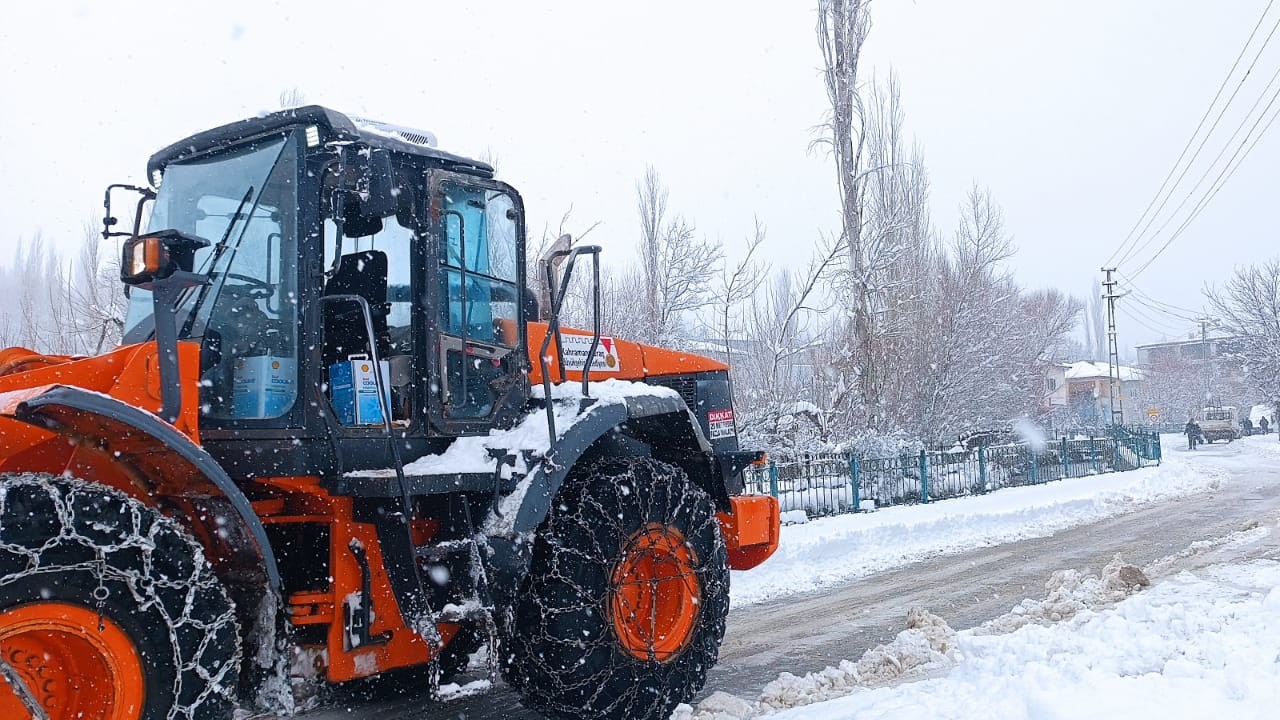 Büyükşehir, Kuzey İlçelerde 48 Araçla Karla Mücadelesini Sürdürüyor (4)