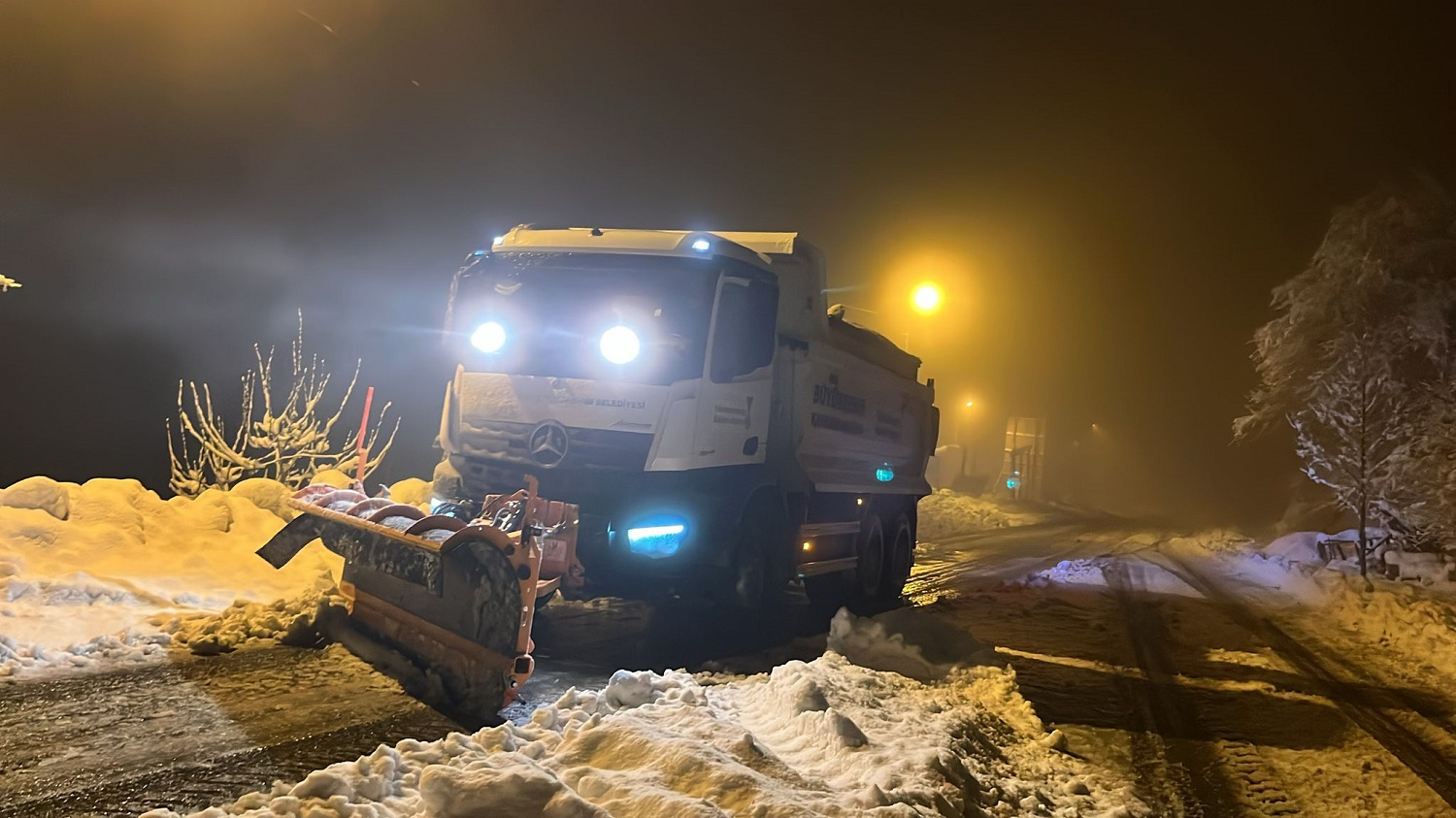 Büyükşehir, Şehrin Dört Bir Yanında Kar Mesaisini Sürdürüyor (1)