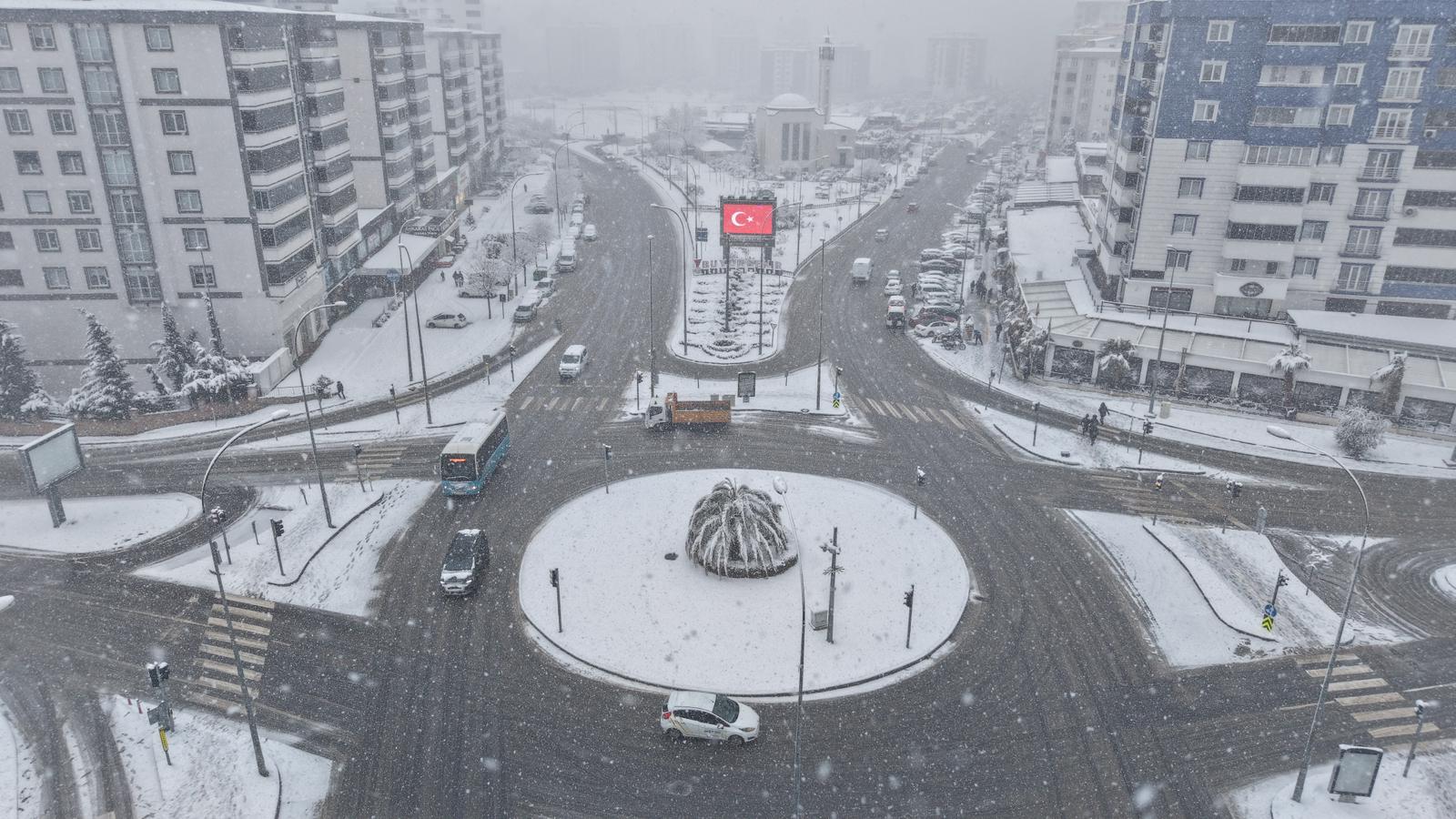 Büyükşehir’den Kar Yağışı Sonrası Arterlere Anında Müdahale (1)