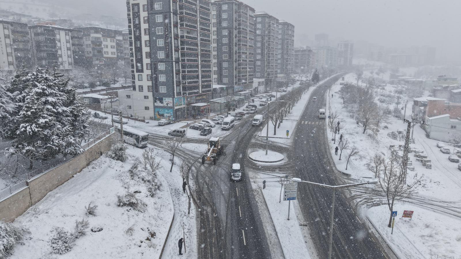 Büyükşehir’den Kar Yağışı Sonrası Arterlere Anında Müdahale (3)