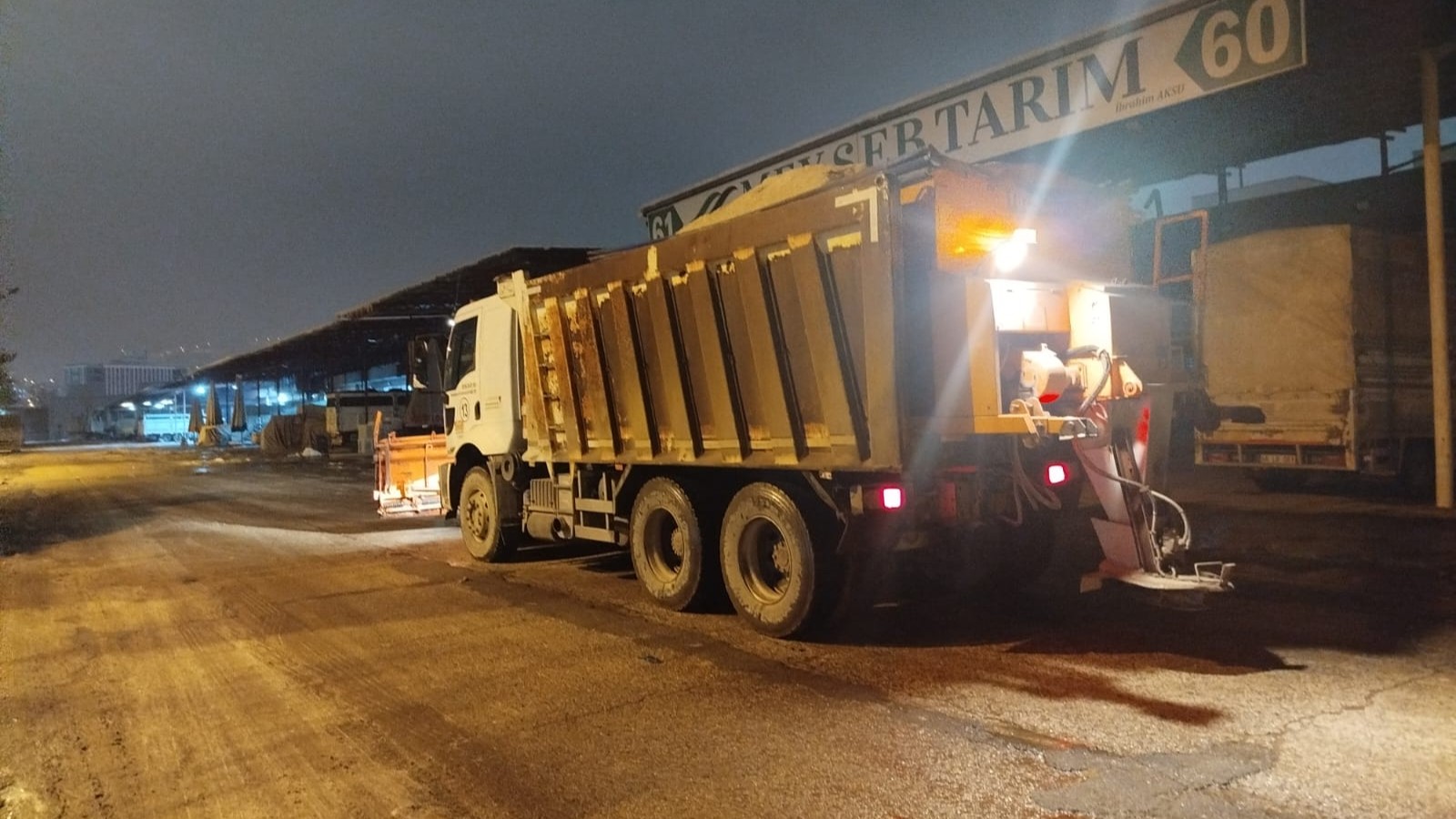 Büyükşehir’den Merkezden Kırsala Kesintisiz Karla Mücadele