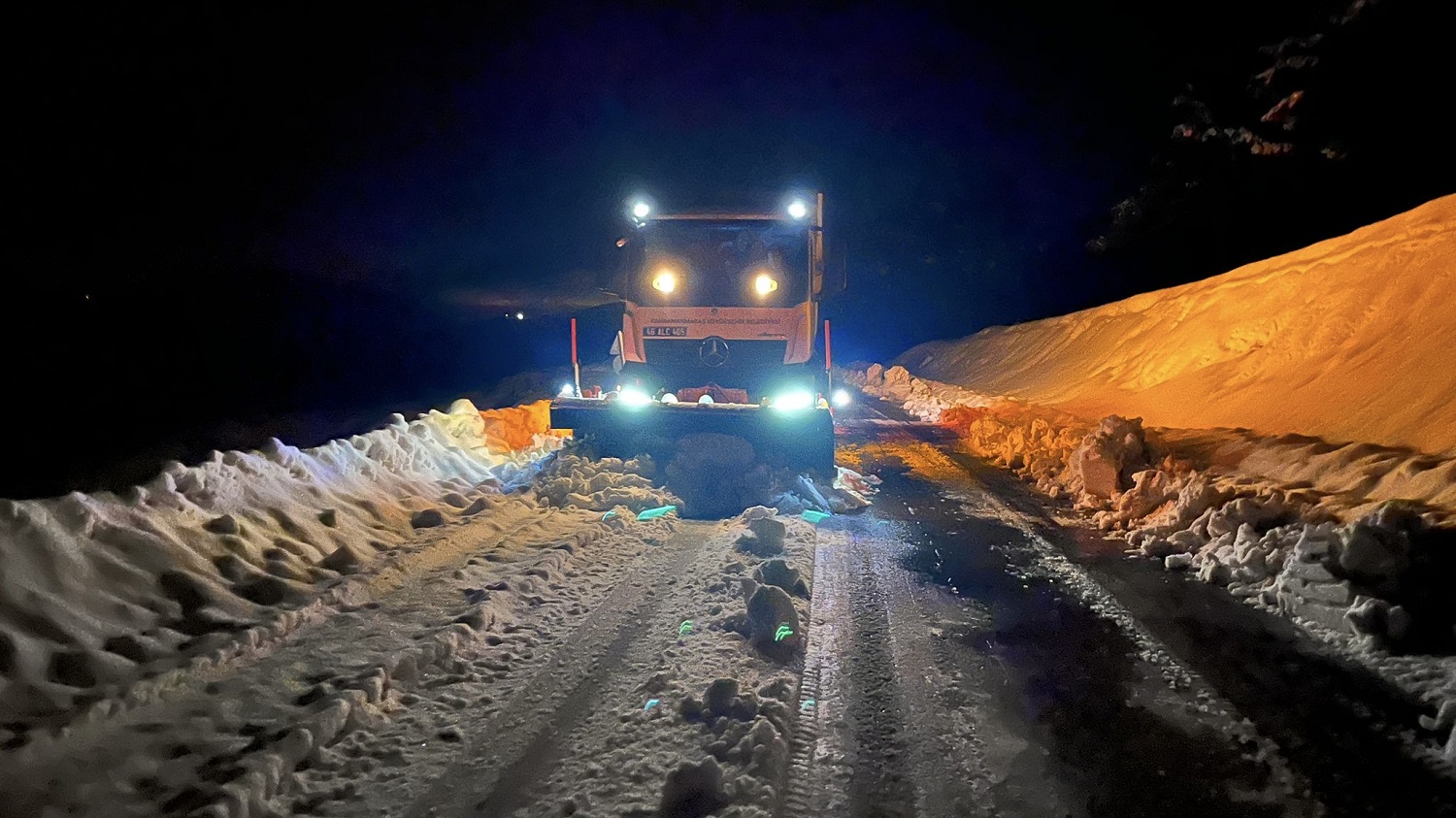Büyükşehir’den Şehir Genelinde Kış Şartlarıyla Etkin Mücadele (2)