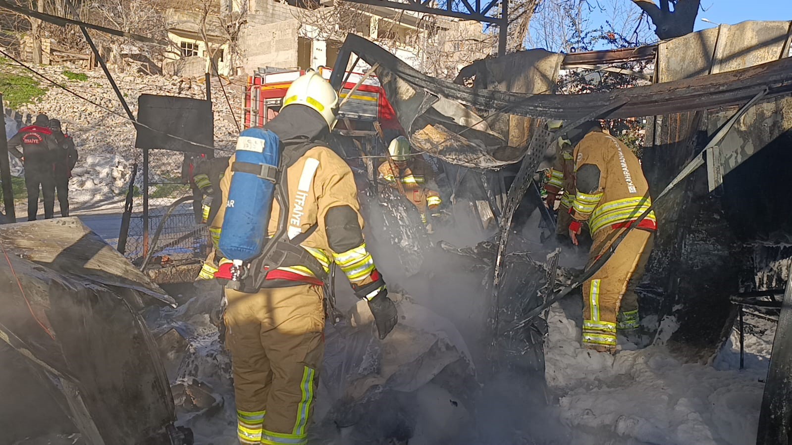 Çıkan Yangında 3 Konteyner İle 3 Araç Kül Oldu (2)