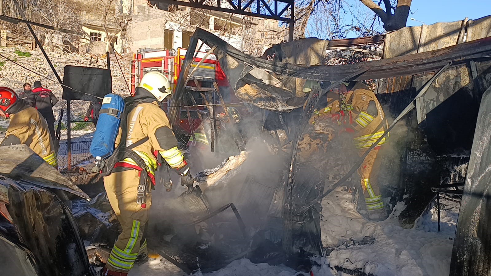 Çıkan Yangında 3 Konteyner İle 3 Araç Kül Oldu (3)