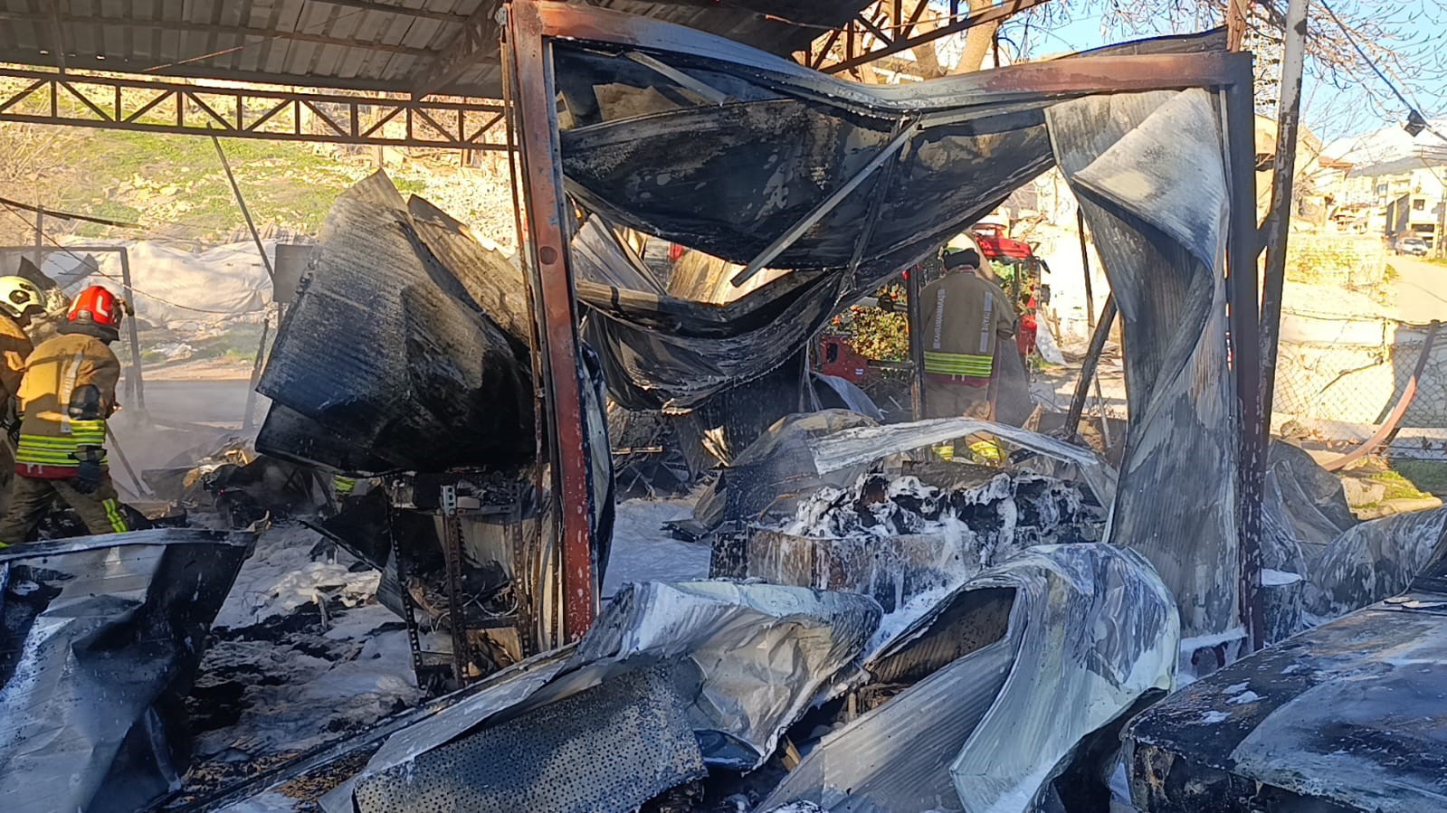 Çıkan Yangında 3 Konteyner İle 3 Araç Kül Oldu (5)