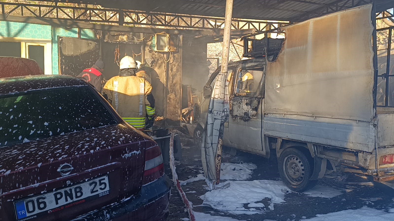 Çıkan Yangında 3 Konteyner İle 3 Araç Kül Oldu (6)