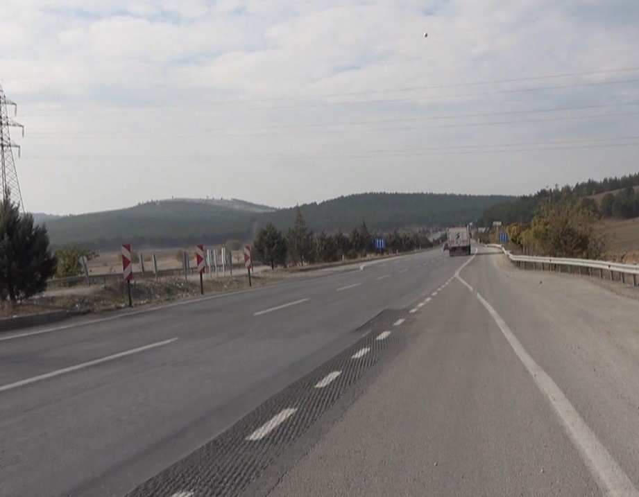 Depremde 7 Metre Kayan Yol Dikkat Çekiyor (1)