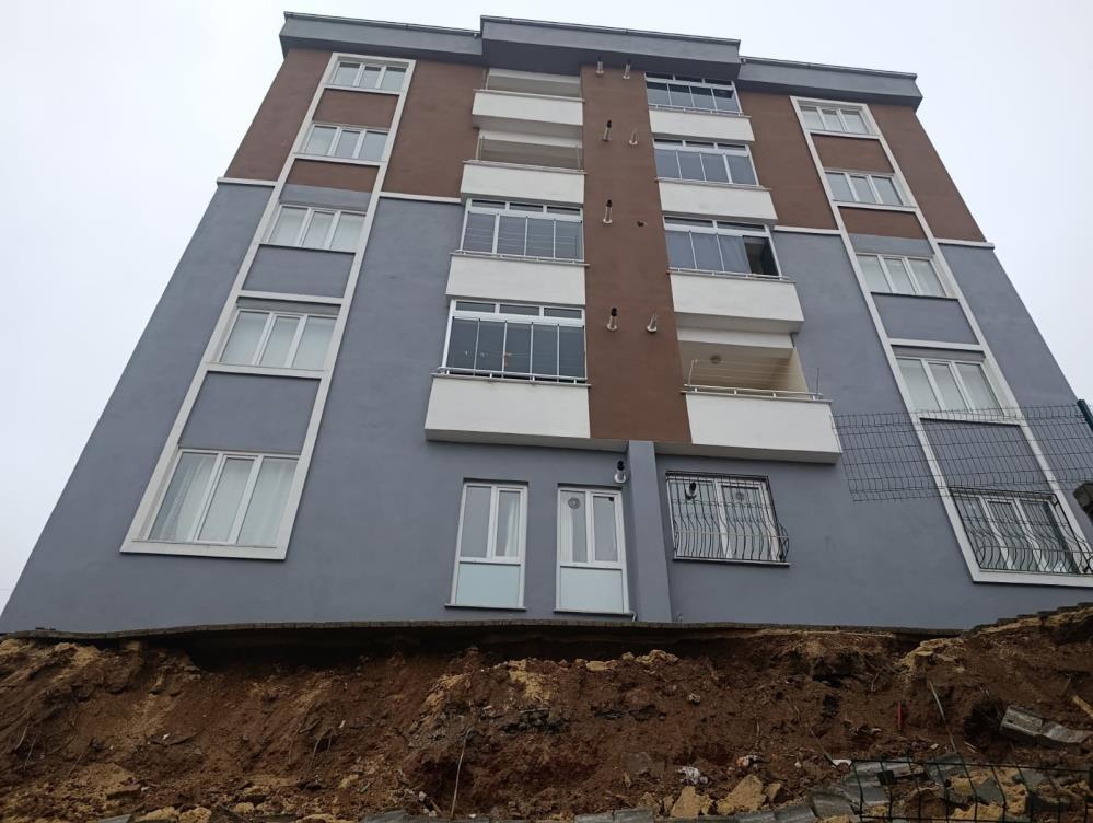 Ev Sahibi, Duvar Çökmesini 'Deprem' Zannetmiş