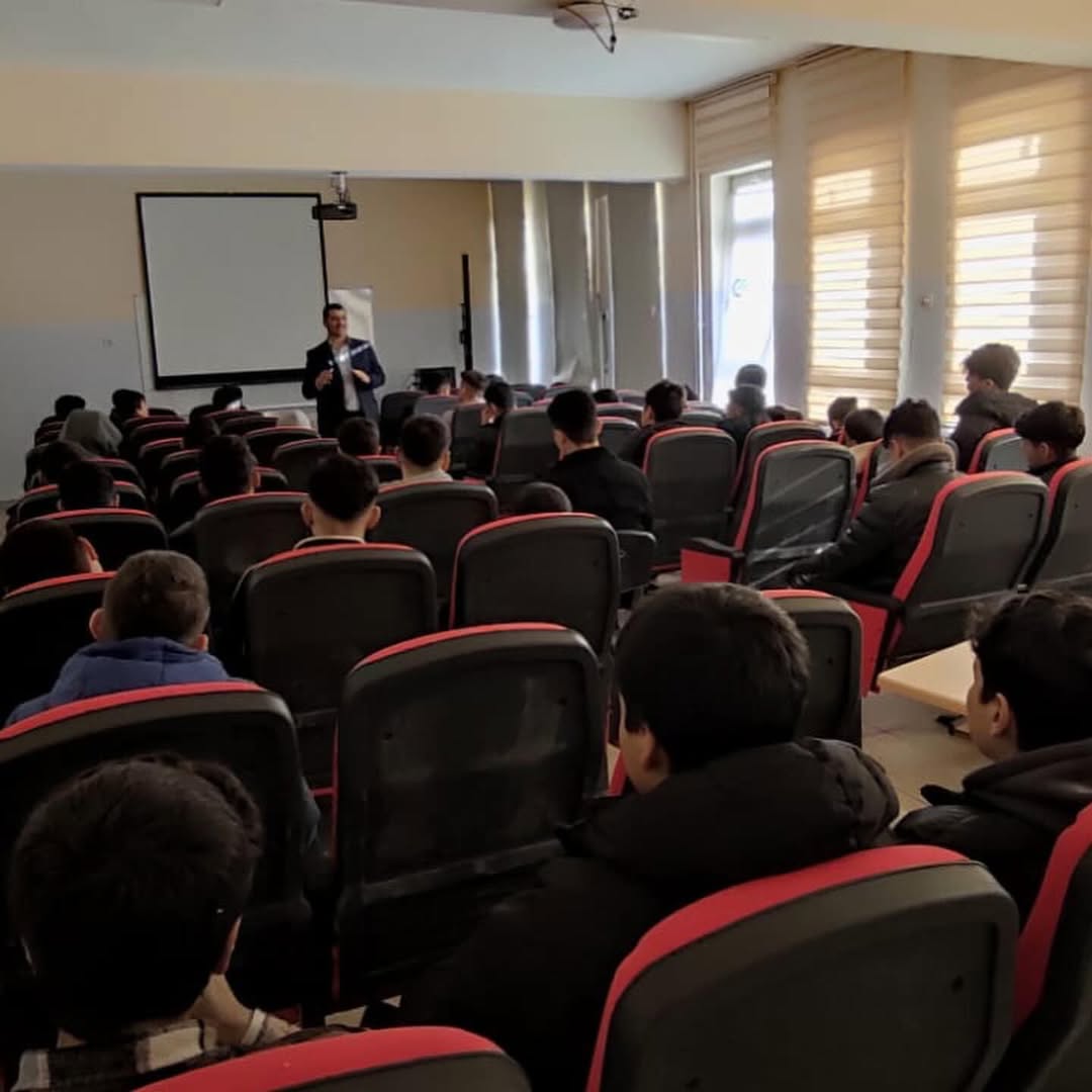 Gençlere Yönelik “3 Aylar” Semineri Düzenlendi1