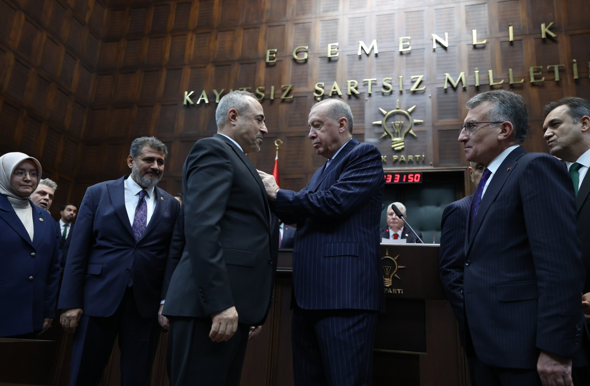 İrfan Karatutlu Ak Parti’ye Katıldı, Rozeti Cumhurbaşkanı Erdoğan Taktı