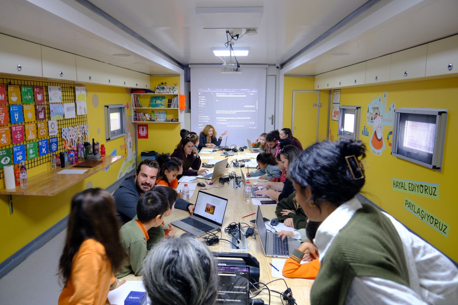 Kahramanmaraş’ta Çocuklar Yapay Zekâ Masal Atölyesiyle Kendi Masallarını Yazdılar (5)