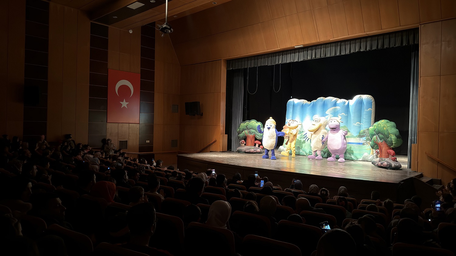 “Kaptan Pengu Ve Arkadaşları” Minikler İçin Sahnedeydi (2)