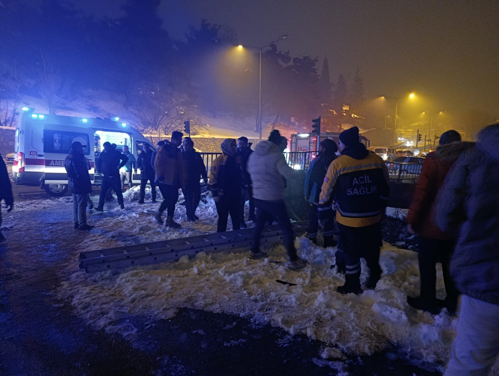 Otomobil Köprüden Uçtu 1’I Ağır 4 Kişi Yaralandı (1)