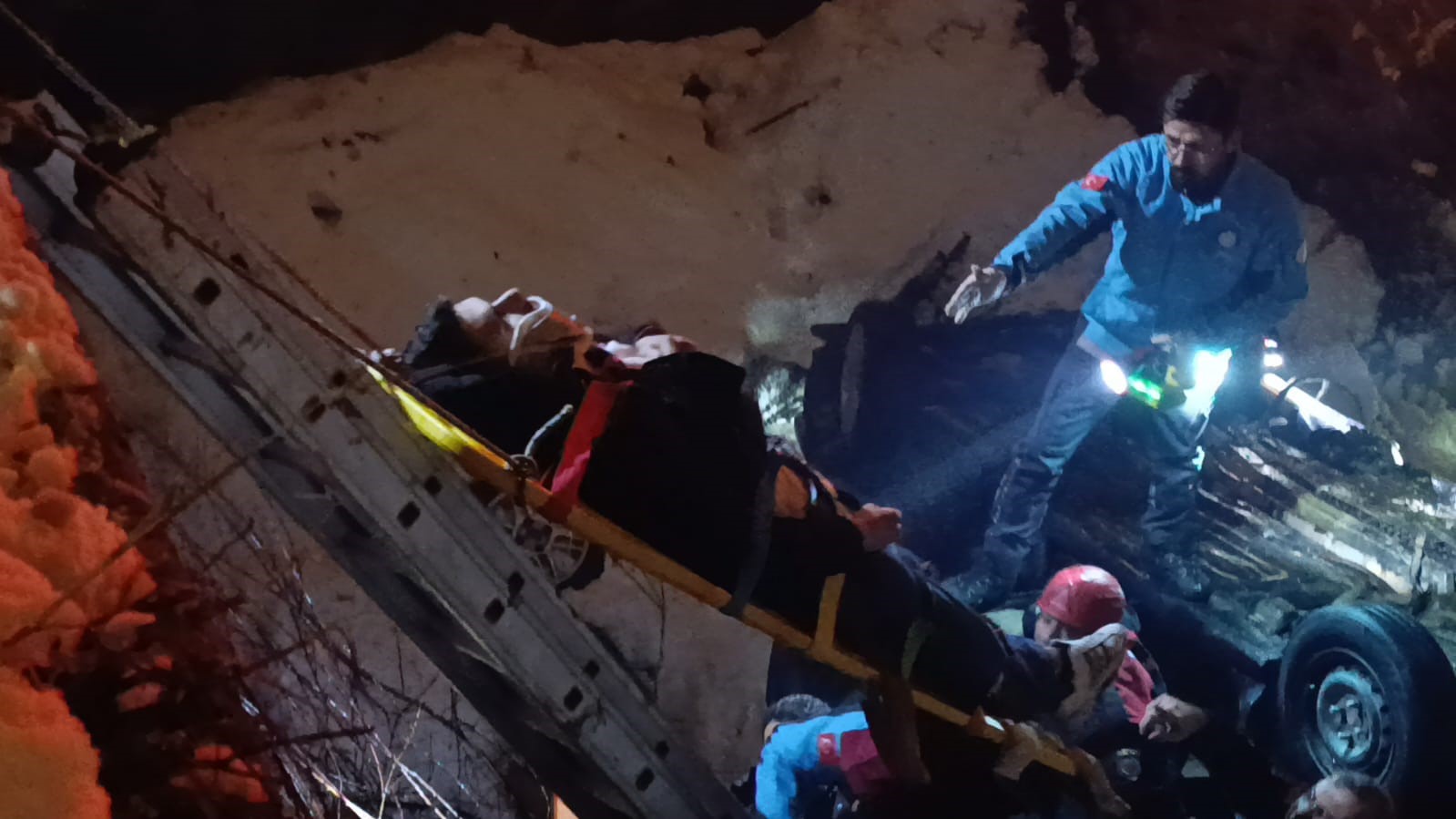 Otomobil Köprüden Uçtu 1’I Ağır 4 Kişi Yaralandı (5)