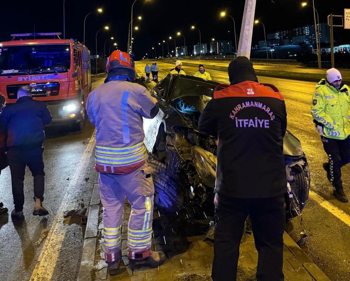 Otomobilk Aydınlatma Direğine Çarptı (1)