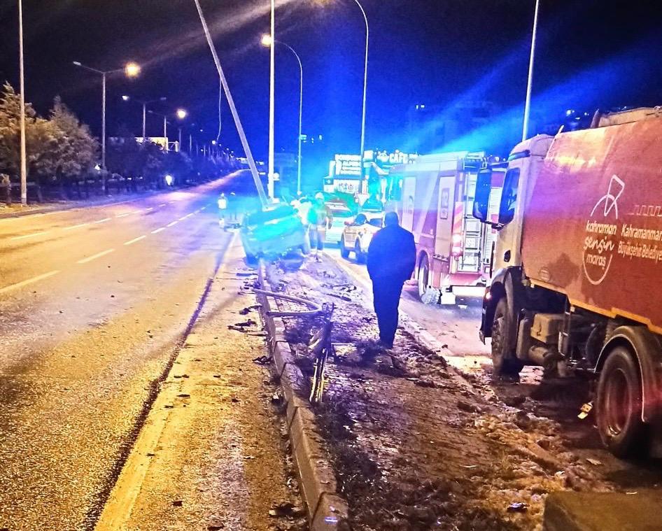 Otomobilk Aydınlatma Direğine Çarptı (2)