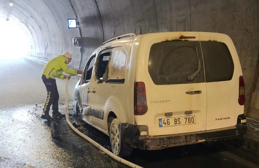 Seyir Halindeki Araç Alev Topuna Döndü1