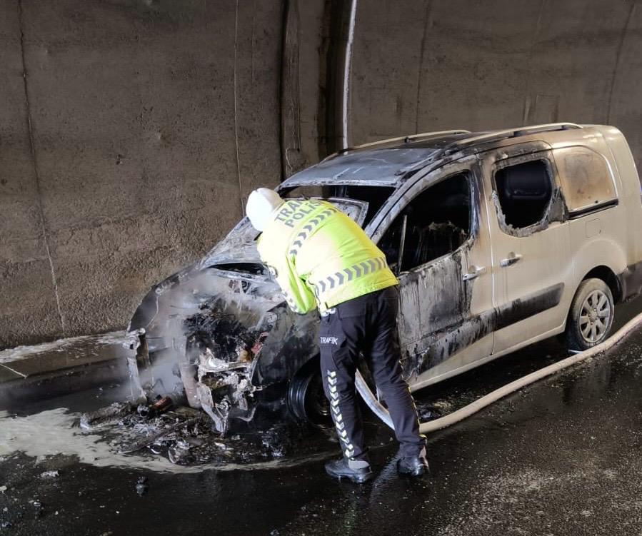 Seyir Halindeki Araç Alev Topuna Döndü2