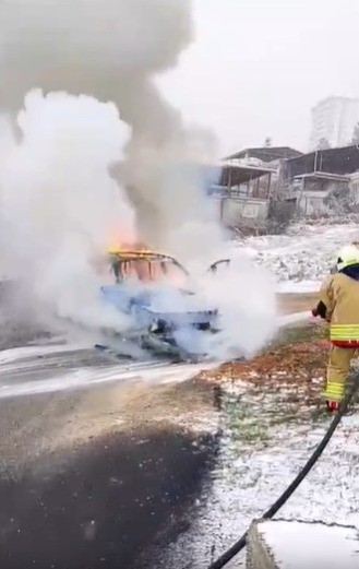 Seyir Halindeki Otomobil Alev Alev Yandı (2)