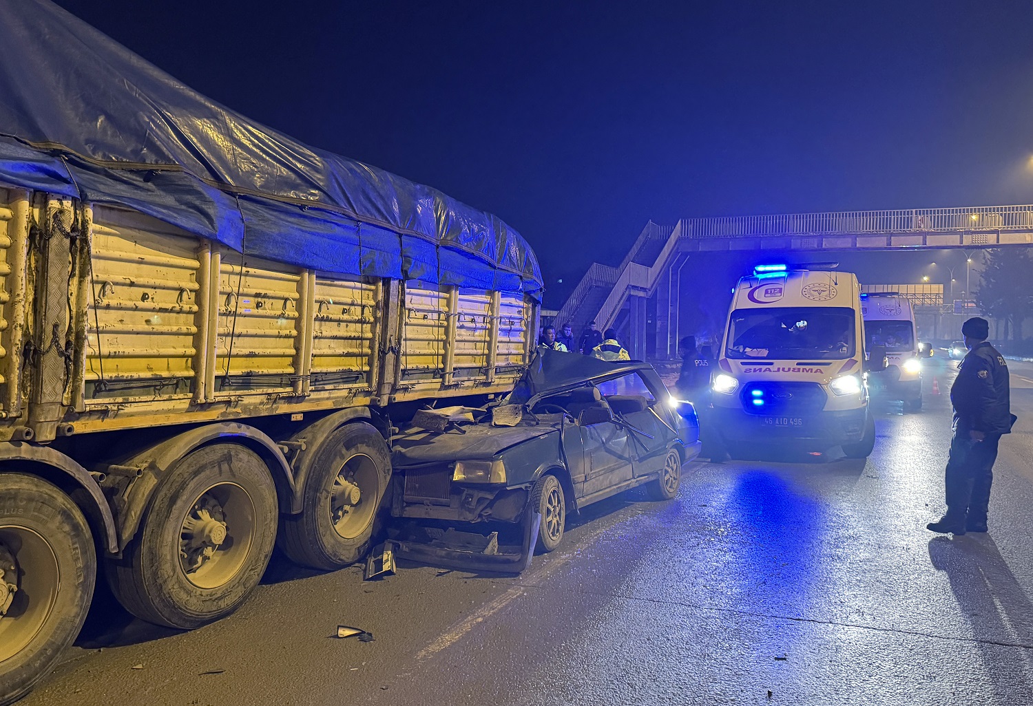 Tıra Arkadan Çarpan Otomobildeki 3 Kişi Yaralandı (1)