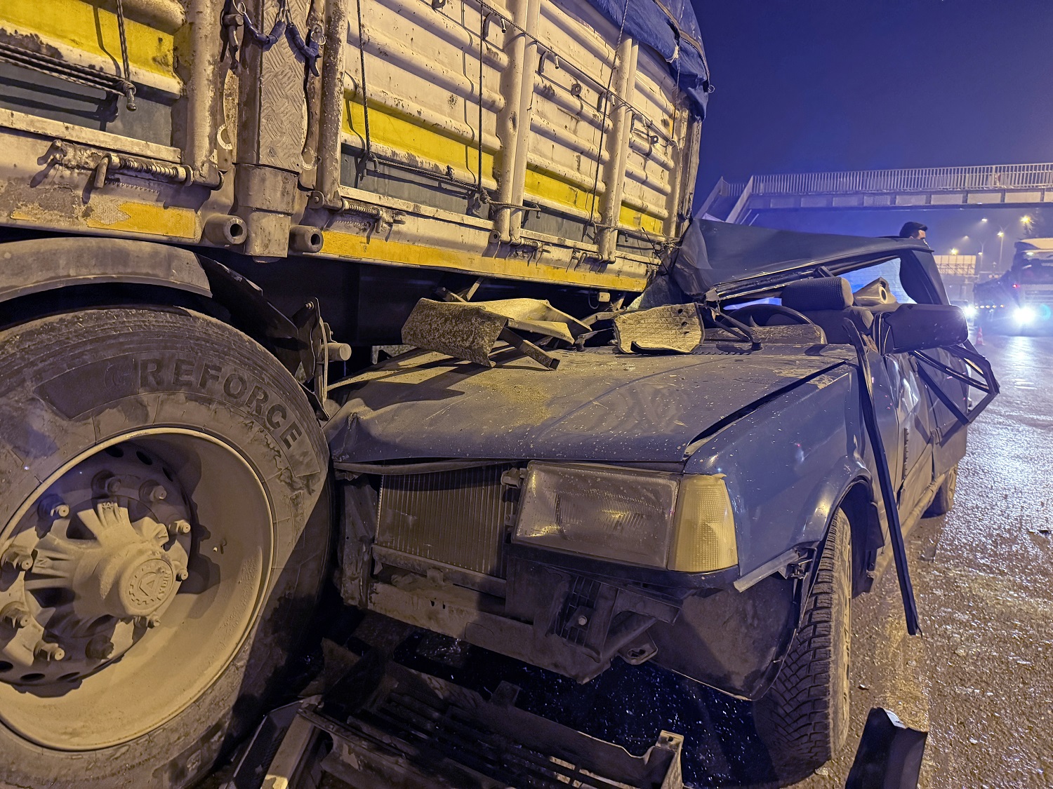 Tıra Arkadan Çarpan Otomobildeki 3 Kişi Yaralandı (2)