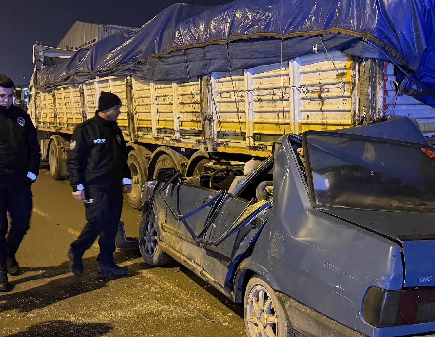 Tıra Arkadan Çarpan Otomobildeki 3 Kişi Yaralandı (3)