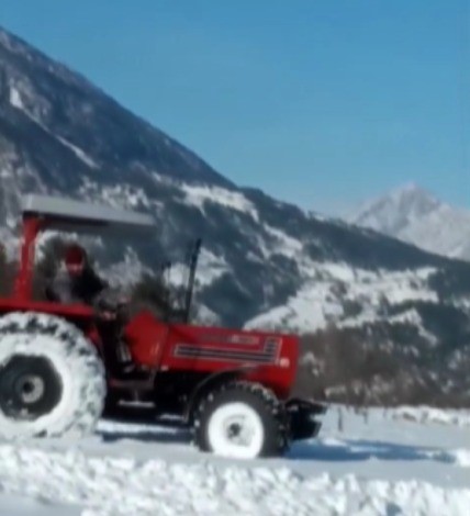 Traktörlerle Tarlada Kar Drifti (1)
