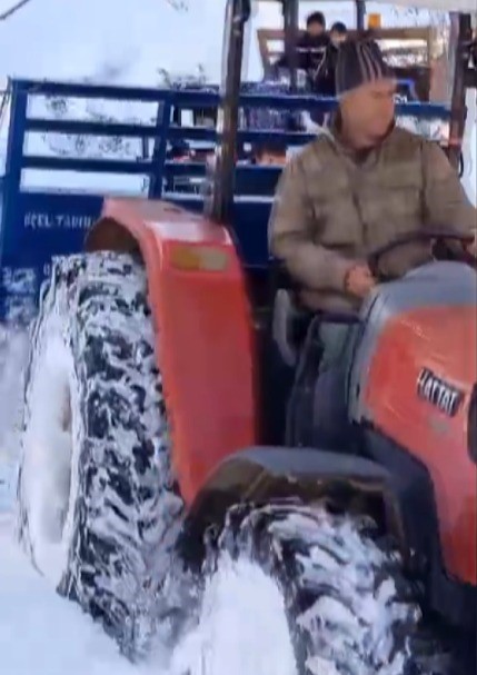 Traktörlerle Tarlada Kar Drifti (3)
