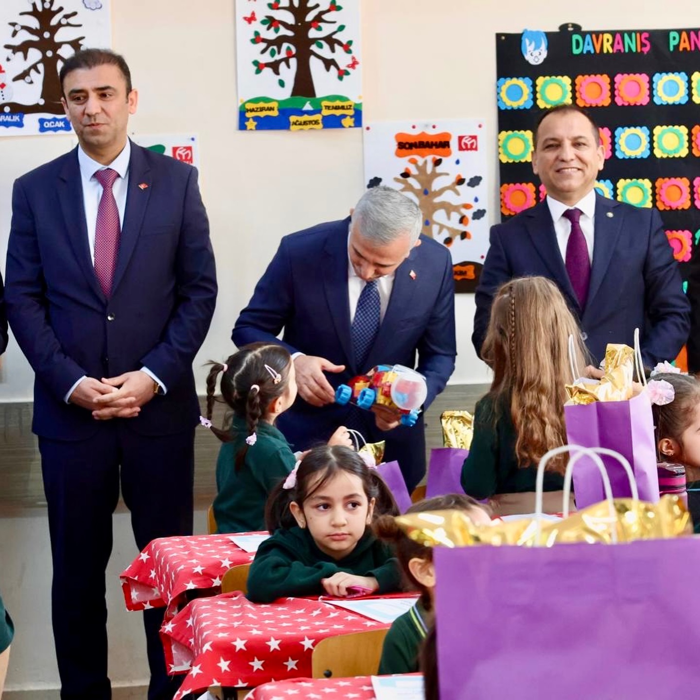 Vali Ünlüer, Bahattin Karakoç İlkokulu’nda Karne Törenine Katıldı1