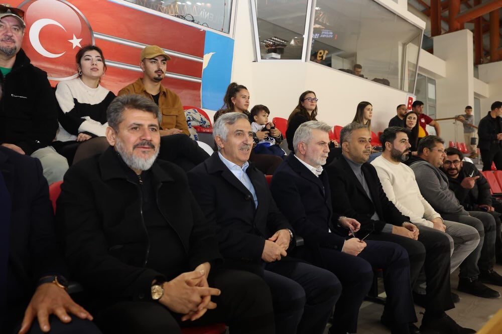 Vali Ünlüer, Voleybol Karşılaşmasını Tribünden Takip Etti