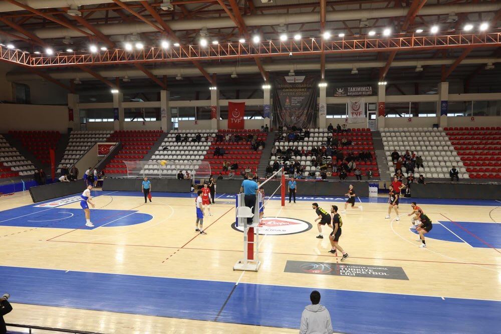 Vali Ünlüer, Voleybol Karşılaşmasını Tribünden Takip Etti1