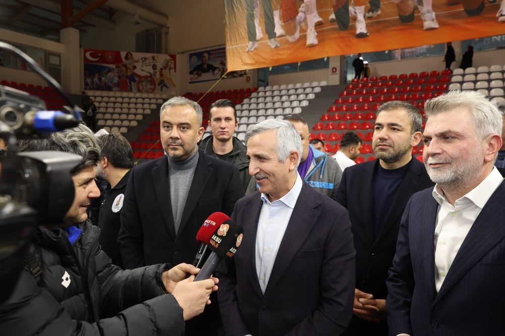 Vali Ünlüer, Voleybol Karşılaşmasını Tribünden Takip Etti2