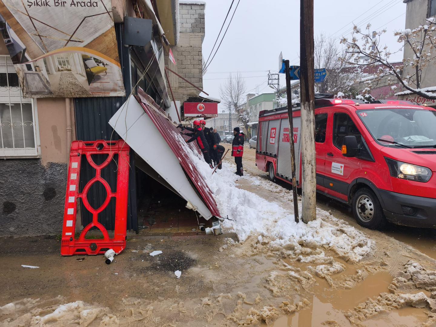Yoğun Kar Yağışı Nedeniyle Sundurma Çöktü (2)