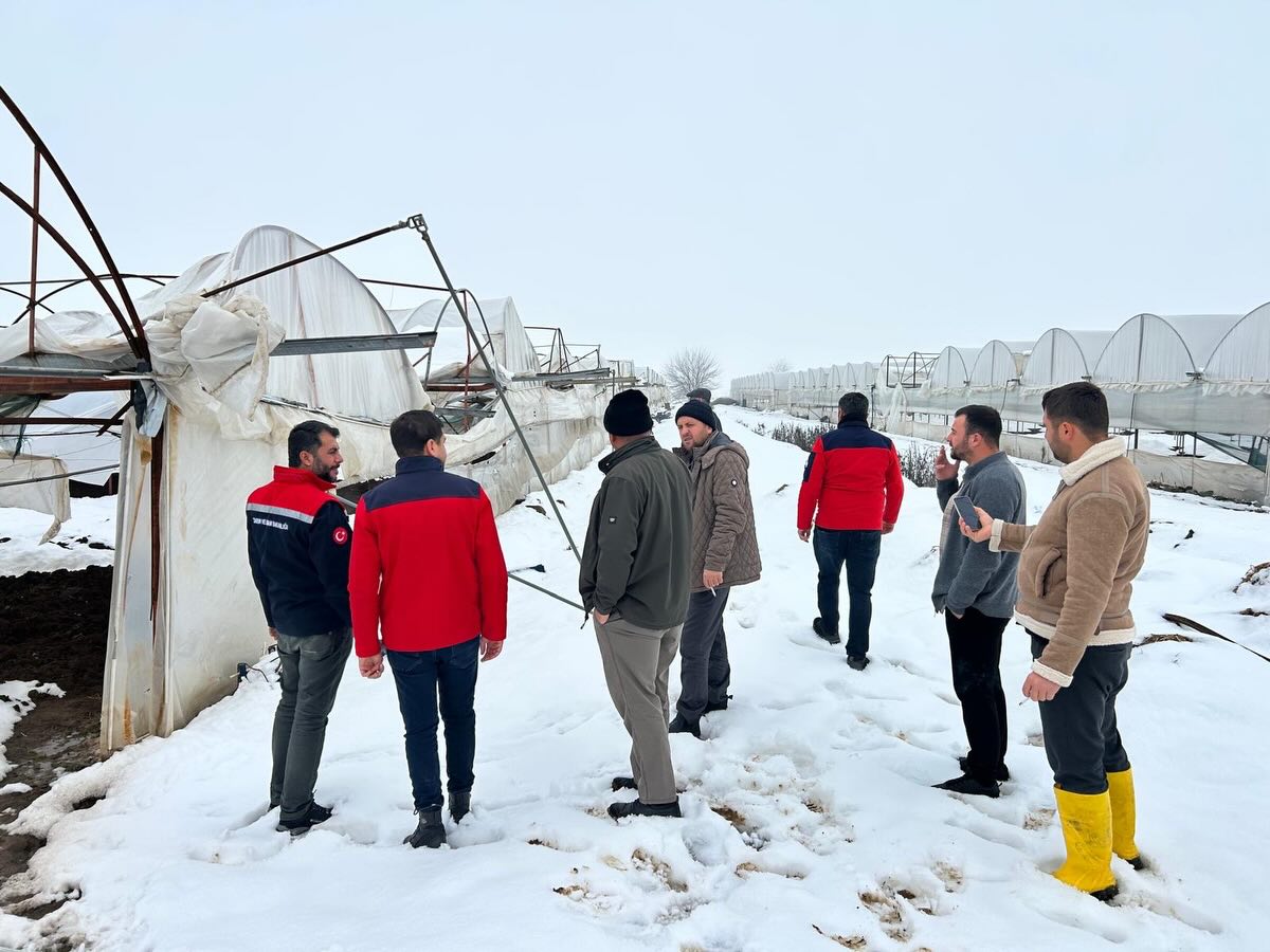 Yoğun Kar Yağışı Türkoğlu’nda Seralara Zarar Verdi2