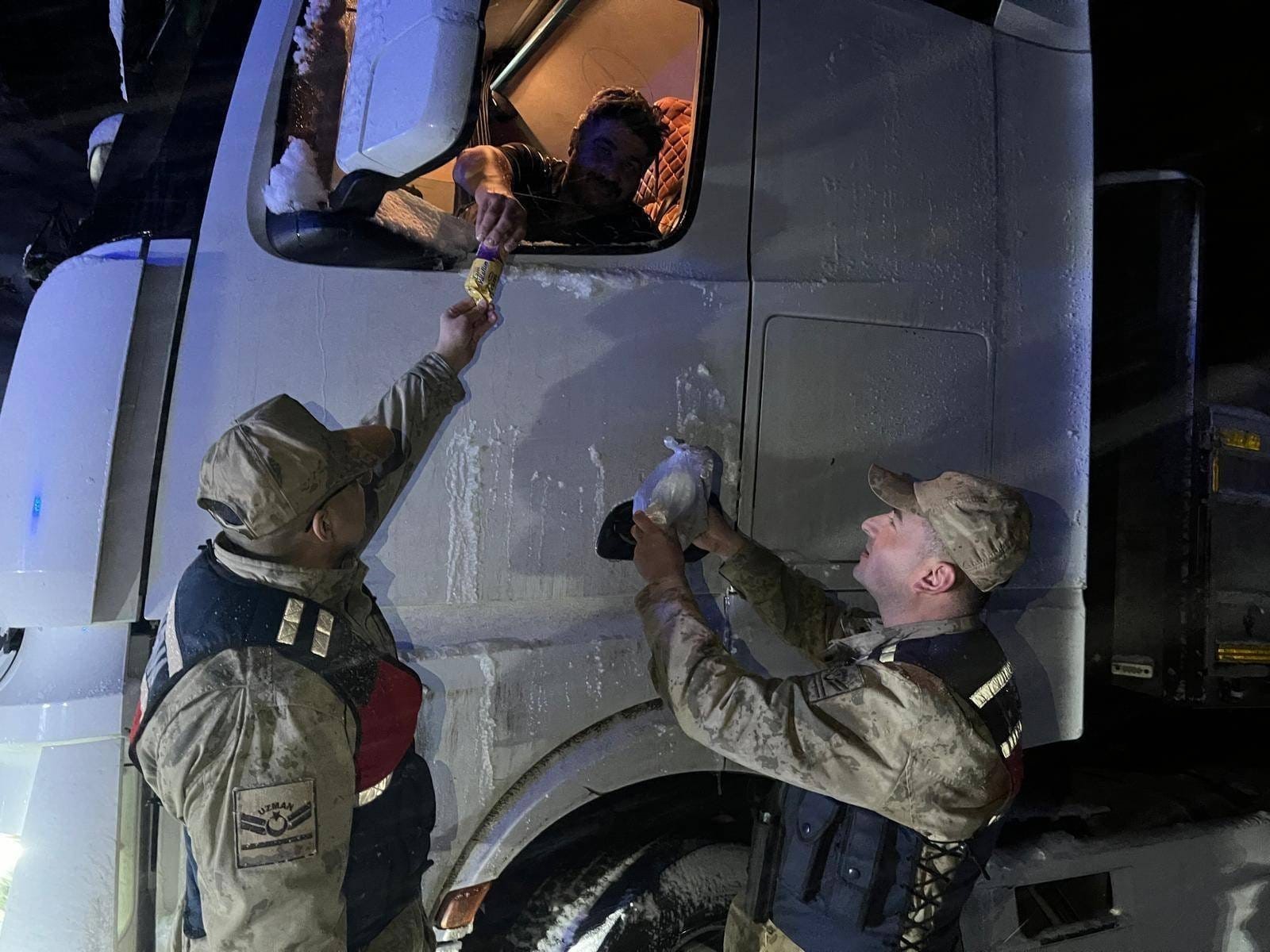 Yolda Mahsur Kalan Vatandaşlara Jandarmadan Yardım (2)