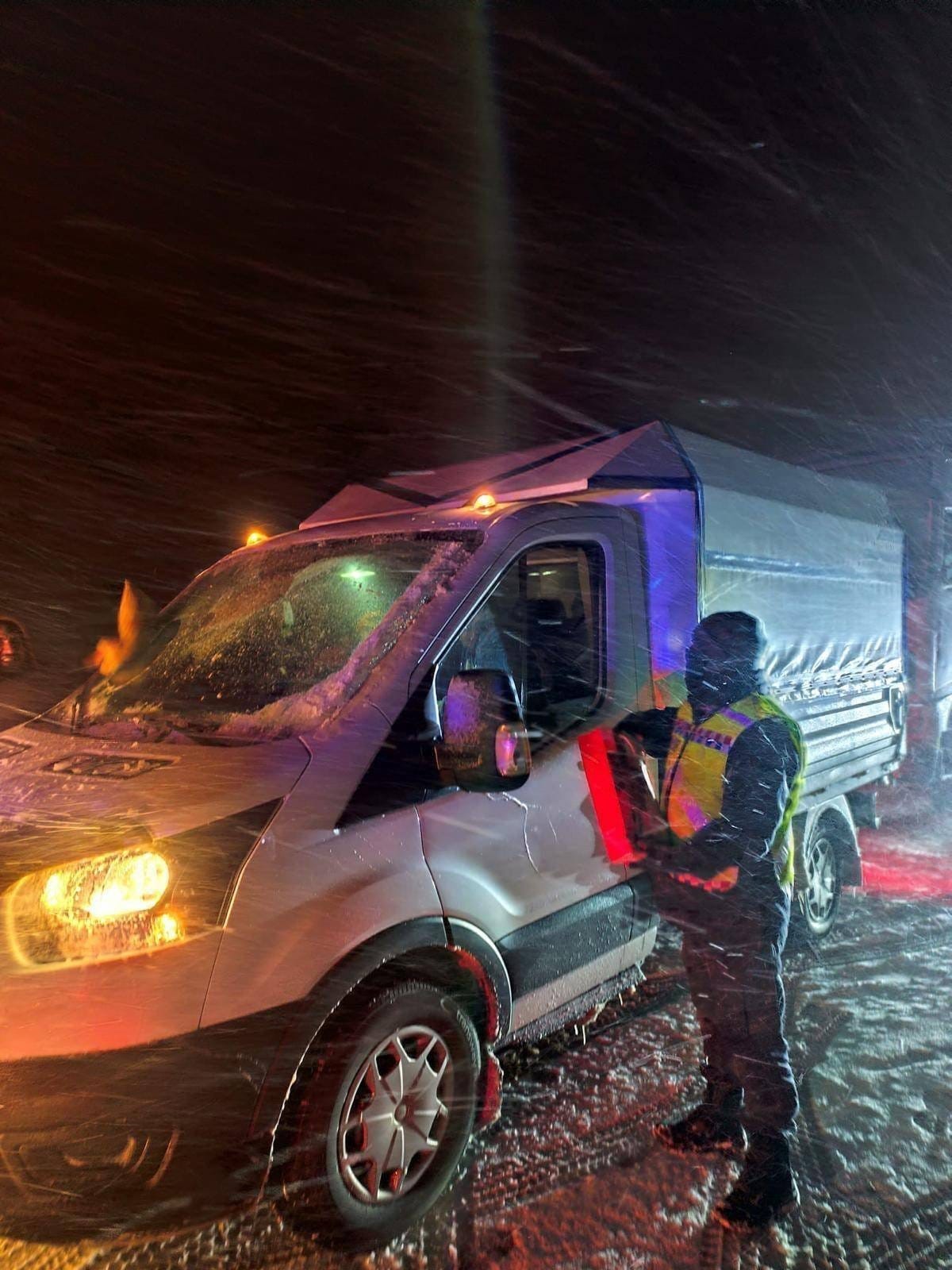 Yolda Mahsur Kalan Vatandaşlara Jandarmadan Yardım (3)