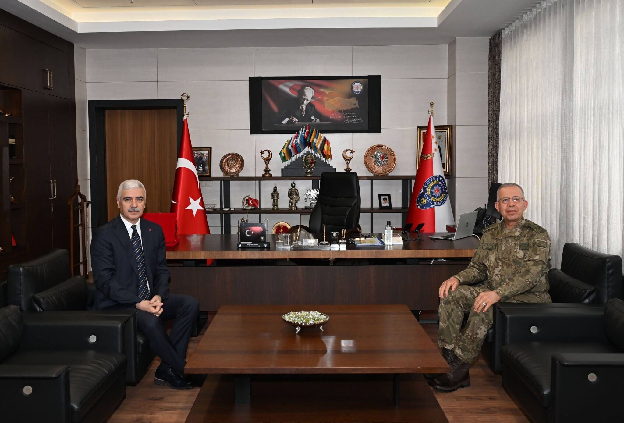 2. Ordu Komutanı Topaloğlu, İl Emniyet Müdürü Yiğit’i Ziyaret Etti2