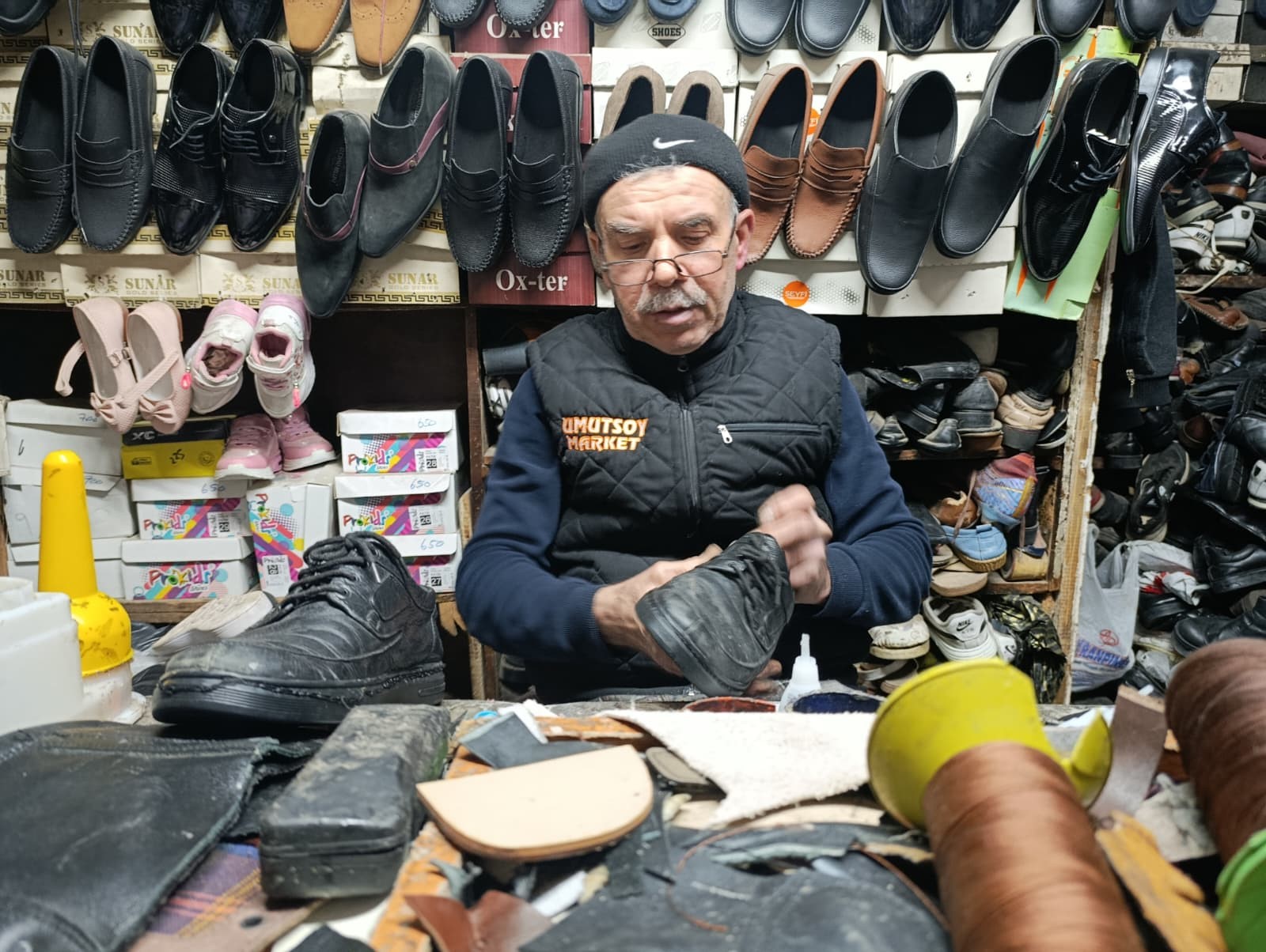 38 Yıllık Usta Eski Ayakkabılara Yeniden Hayat Veriyor (1)