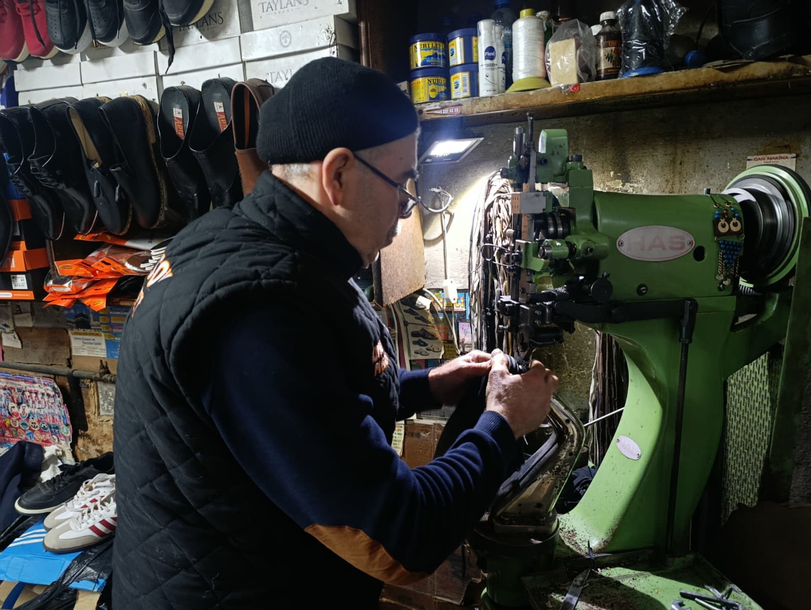 38 Yıllık Usta Eski Ayakkabılara Yeniden Hayat Veriyor (2)