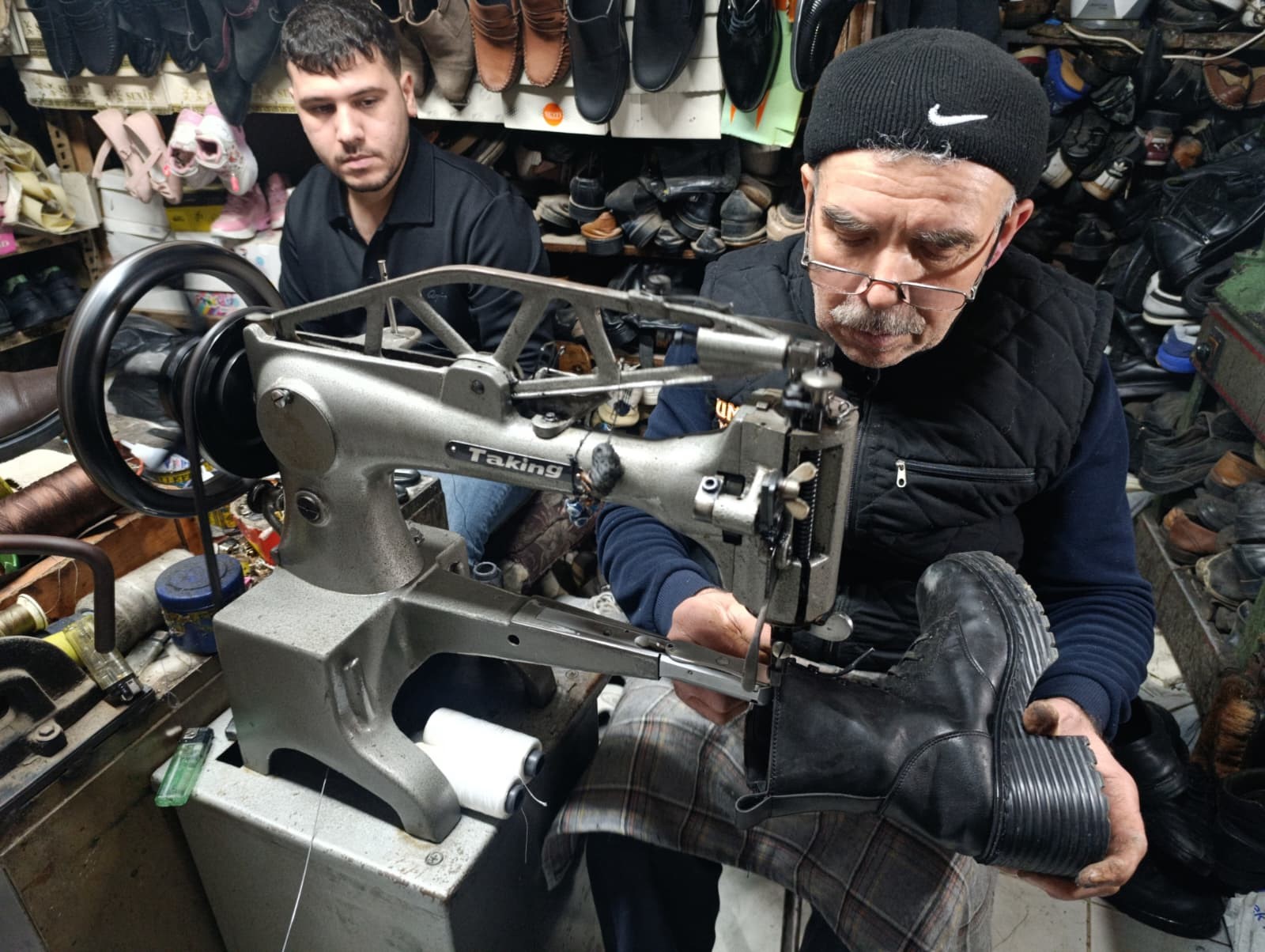 38 Yıllık Usta Eski Ayakkabılara Yeniden Hayat Veriyor (3)