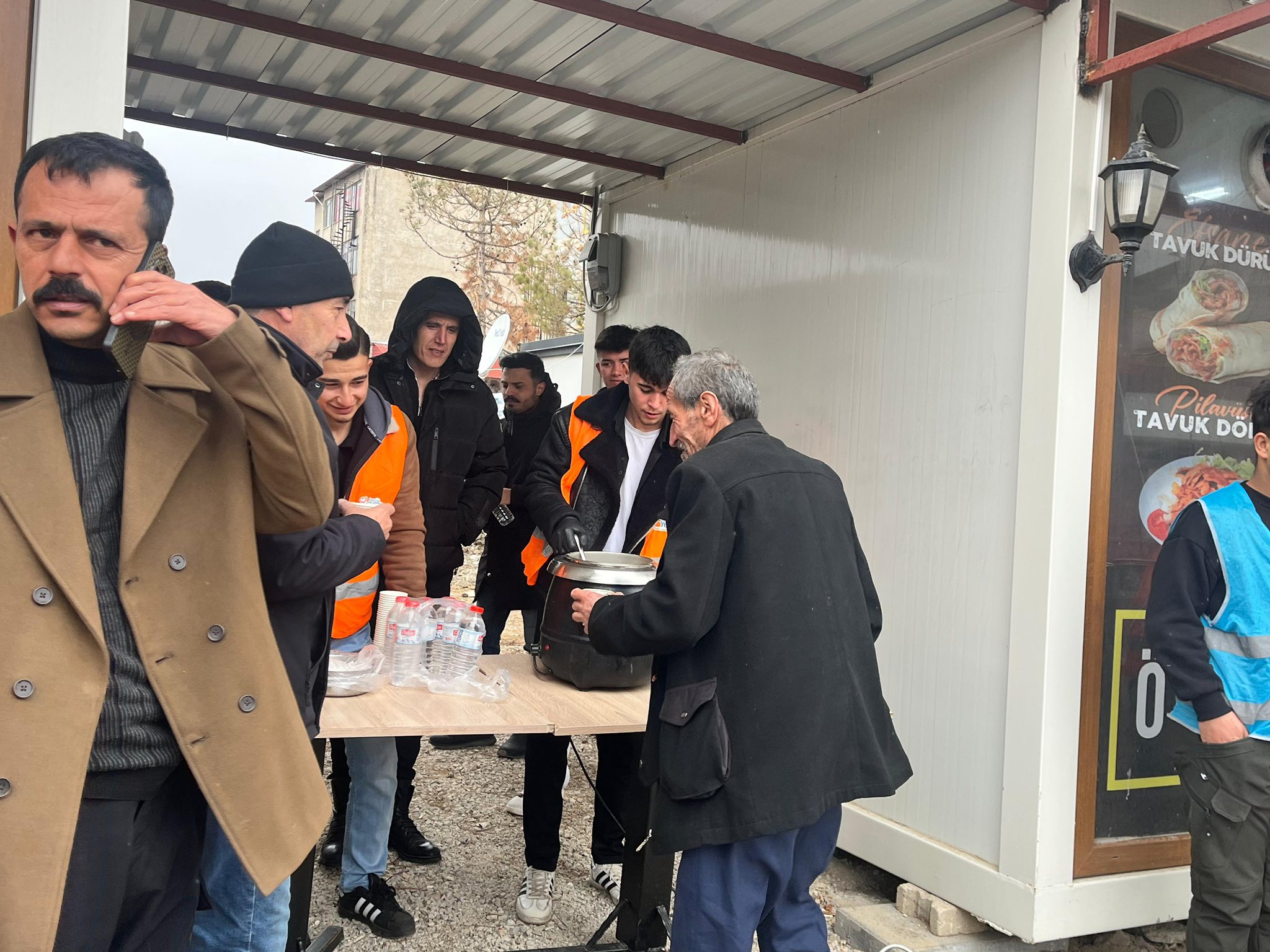 Afşin Ülkü Ocakları 6 Şubat’ı Unutmadı Sıcak Çorba Dağıttı (3)