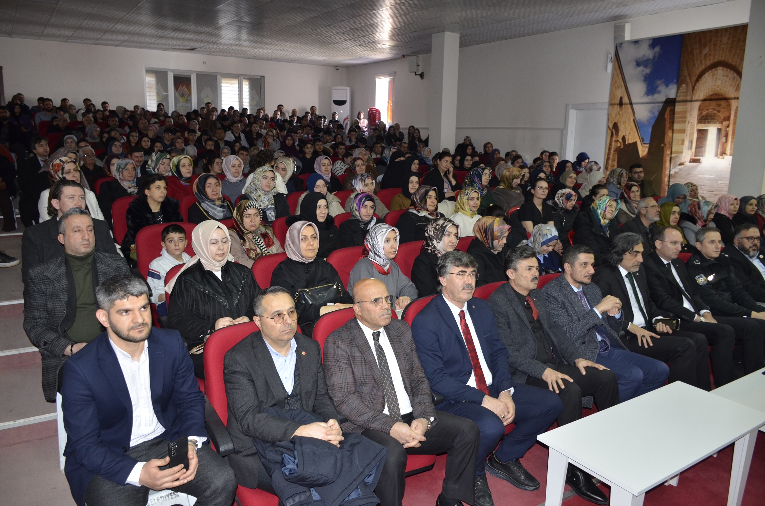 Afşin’de “Gençlerin Mutlu Gelecek Planı” Konferansı Düzenlendi (4)